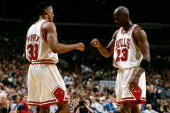 火箭队新赛季夺冠关键：杜兰特与申京的崛起与团队战术运用